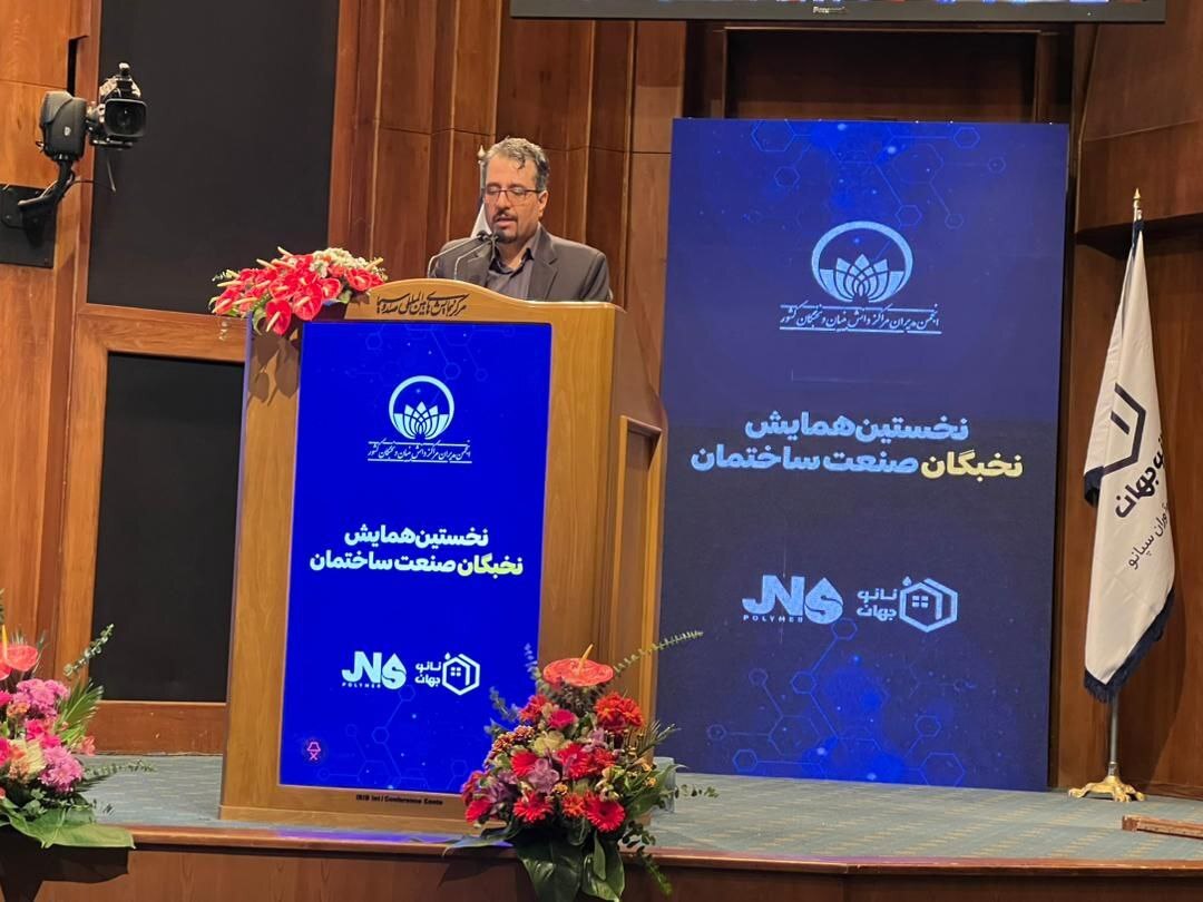 مدال و تندیس نخبگان از سوی وزیر راه و شهرسازی، سعید محمد و ابوذر شهپری به منتخبان صنعت ساختمان اهدا شد