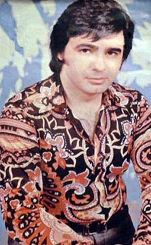 سلطان قلب ها در گذشت / عارف در ابتدا «حنجره‌طلایی» شناخته می‌شد/ عارف عارف‌کیا، خواننده مشهور ایرانی و سلطان قلبها درگذشت.
