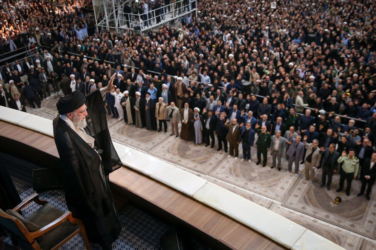 آیت الله خامنه ای: اینها که امروز در رژیم صهیونیستی و آمریکا سر کارند بدانند که نمیتوانند صنعت هستهای ایران را از بین ببرند / سردمداران بی ادب و گستاخ آمریکا تکرار میکنند که شما صنعت هستهای نداشته باشید آیت الله خامنه ای: اینها که امروز در رژیم صهیونیستی و آمریکا سر کارند بدانند که نمیتوانند صنعت هستهای ایران را از بین ببرند / سردمداران بی ادب و گستاخ آمریکا تکرار میکنند که شما صنعت هستهای نداشته باشید