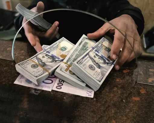 آغاز عرضه گسترده اسکناس ارز به شبکه بانکی  با 500 میلیون دلار / ظرفیت جدید خرید اسکناس ارز در شبکه بانکی: 5000 دلار برای حقوقی‌ها / 1000 دلار برای حقیقی‌ها